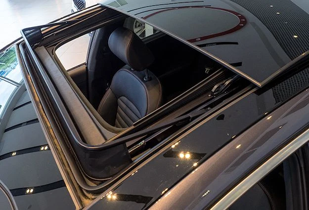 Open vehicle sunroof and roof glass
